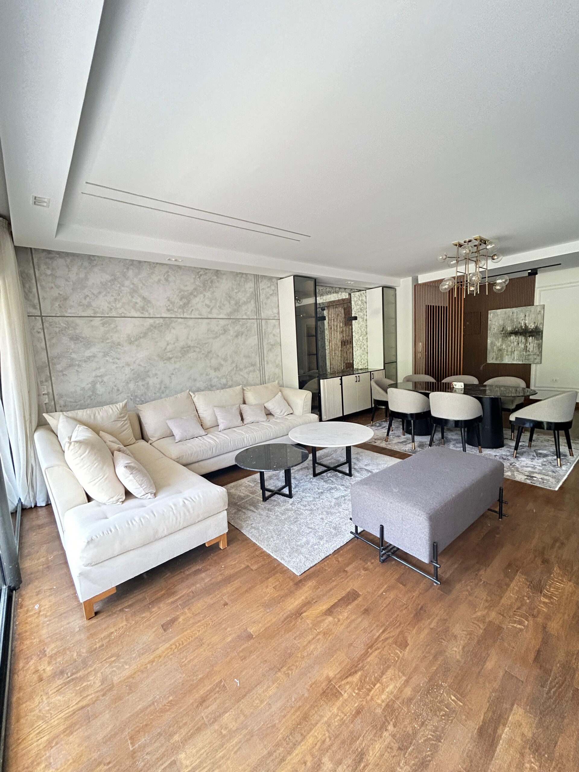 Cozy 2BR Lakeview residence.