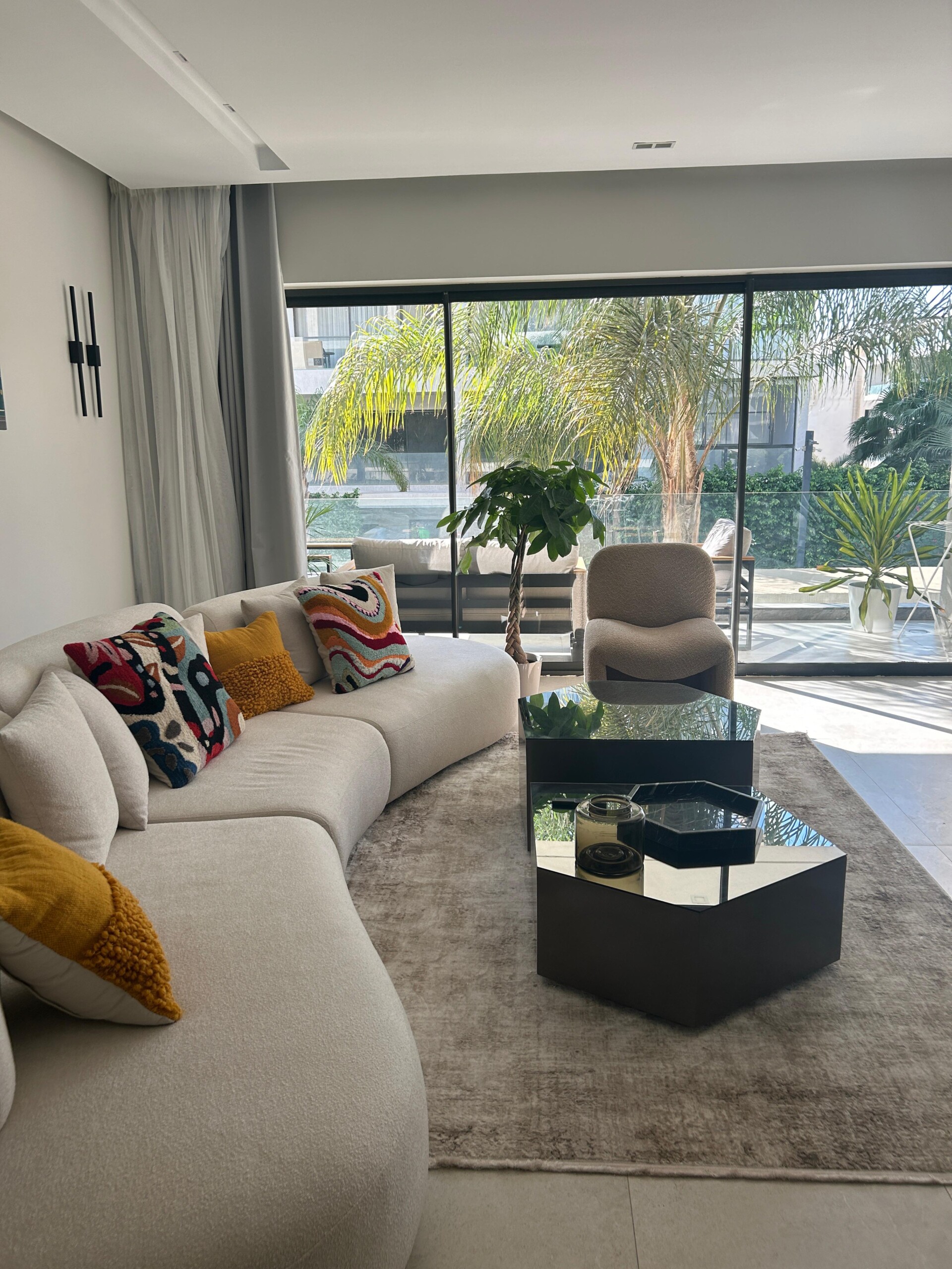 Artsy 2 BR, Lakeview residence
